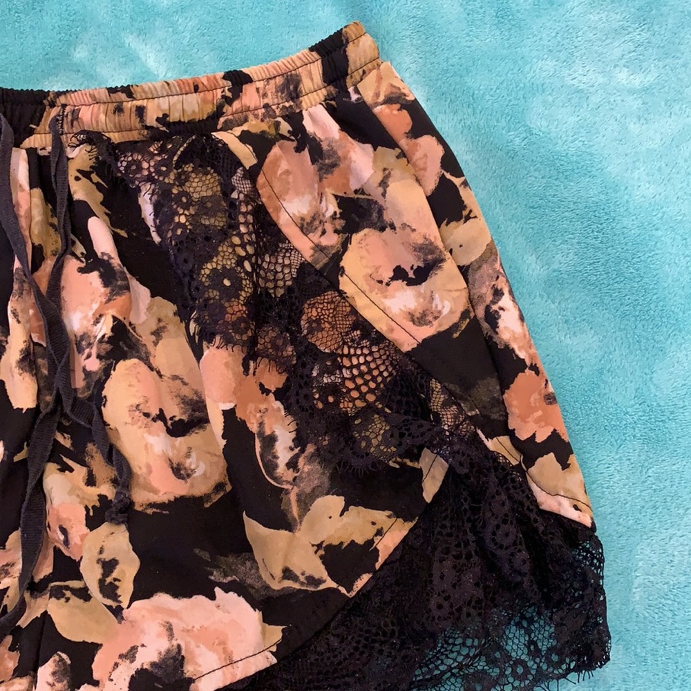 Ditzy Daizy lined floral lace shorts size small - Picture 3 of 10